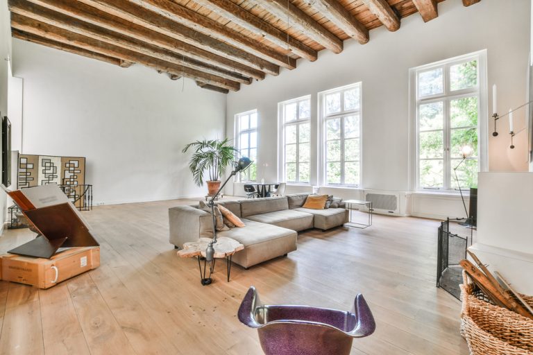 ¿Cómo decorar techos altos?