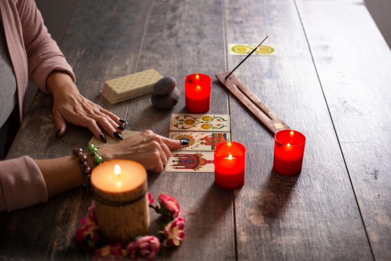Astrología, tarot y cristales: por qué crece el interés por la espiritualidad esotérica